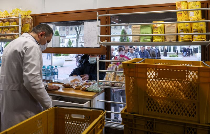 &copy; Reuters.  １２月８日、トルコでは通貨リラの暴落とインフレの進行で国民の所得が目減りし、最大都市イスタンブールでは多くの市民が、わずかでも家計を節約しようと、市の提供する安いパンを