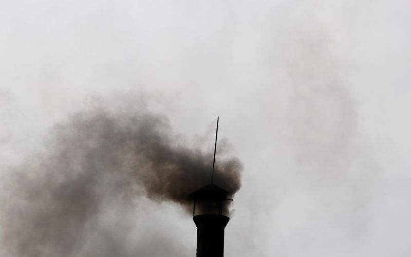&copy; Reuters. Smoke rises from the chimney of a paper factory outside Hanoi, Vietnam May 21, 2018. Picture taken May 21, 2018. REUTERS/Kham