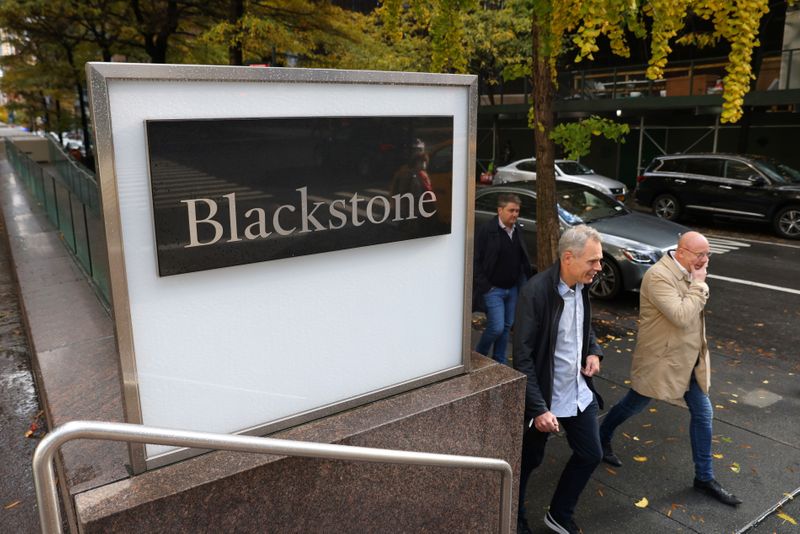 &copy; Reuters. FOTO DE ARCHIVO: Letrero fuera de la sede de The Blackstone Group en Manhattan