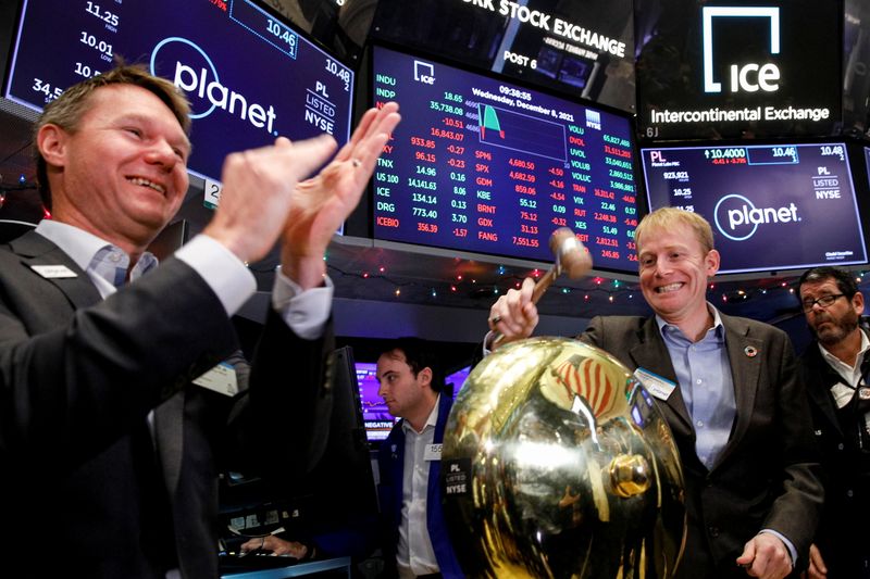 &copy; Reuters. Will Marshall, Co-Founder & CEO of Planet Inc., rings a ceremonial bell to celebrate his company’s listing on the floor of the New York Stock Exchange (NYSE) in New York City, U.S., December 8, 2021.  REUTERS/Brendan McDermid