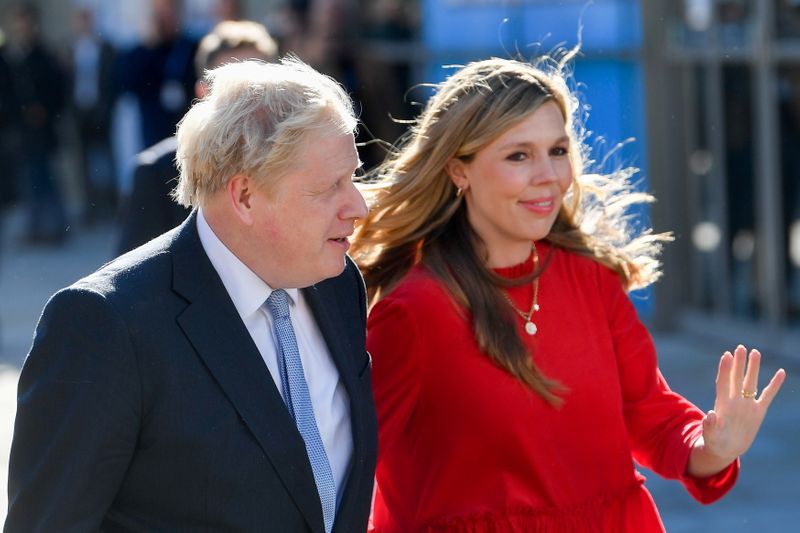 &copy; Reuters. رئيس الوزراء البريطاني بوريس جونسون وزوجته كاري أثناء حضورهما المؤتمر السنوي لحزب المحافظين في مانشستر في بريطانيا يوم 6 أكتوبر تشرين الاو