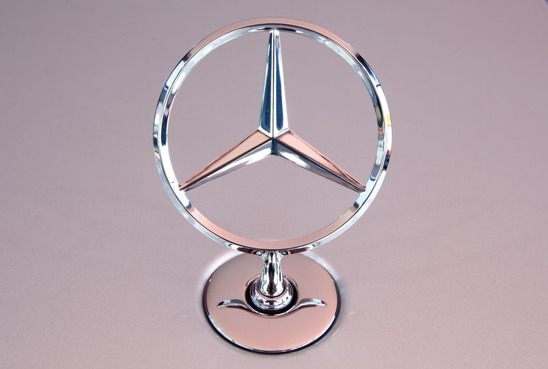 &copy; Reuters. The Mercedes Benz star is seen on the bonnet of a new Mercedes-Benz S-Class limousine at the company's test center, near Immendingen, Germany October 14, 2020. REUTERS/Arnd Wiegmann