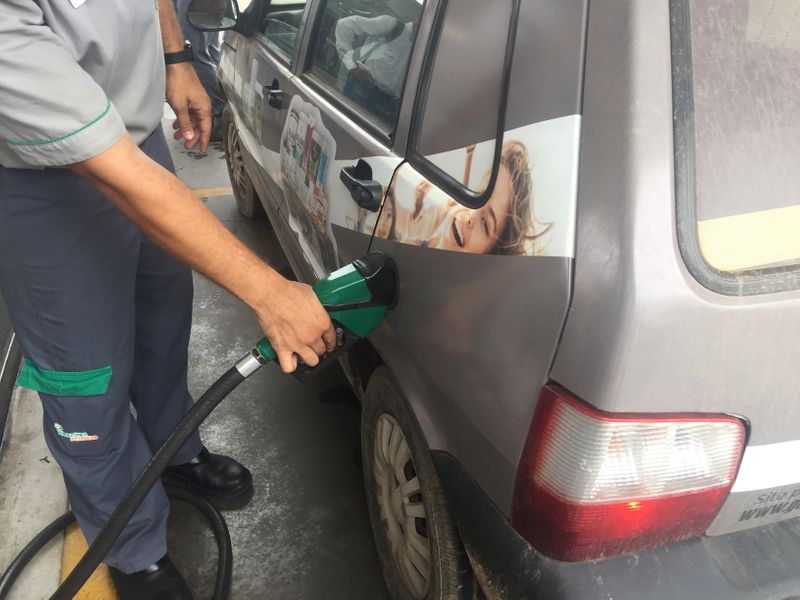 &copy; Reuters. Frentista abastece carro com etanol em Cuiabá
02/10/2019 REUTERS/Marcelo Teixeira