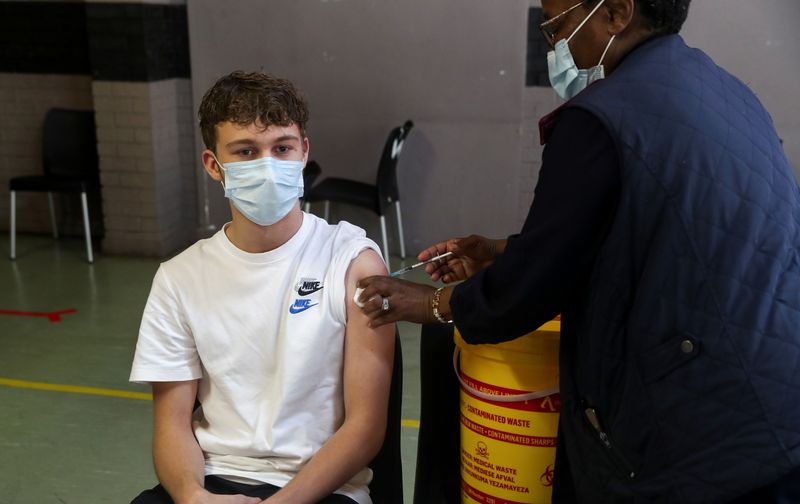 &copy; Reuters. A healthcare worker administers a dose of the Pfizer coronavirus disease (COVID-19) vaccine to a teenager, amidst the spread of the SARS-CoV-2 variant Omicron, in Johannesburg, South Africa, December 9, 2021. REUTERS/ Sumaya Hisham