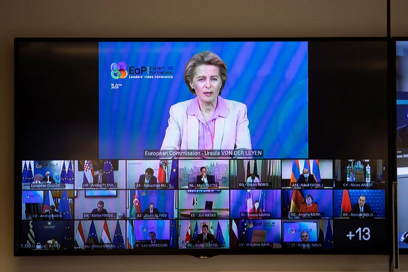 &copy; Reuters. La presidenta de la Comisión Europea, Ursula von der Leyen, habla por videoconferencia con los principales mandatarios durante una cumbre de dirigentes de la UE y la Asociación Oriental en el edificio Europa en Bruselas, Bélgica, 18 de junio de 2020. R