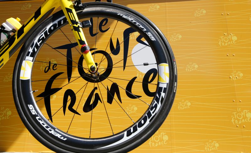 &copy; Reuters. La spectatrice à l'origine d'une chute collective lors de la première étape du Tour de France a été condamnée à une amende de 1.200 euros par le tribunal correctionnel de Brest, ont rapporté jeudi plusieurs médias. /Photo d'archives/REUTERS/Jean-
