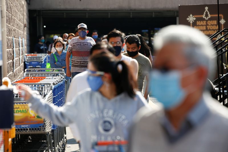 &copy; Reuters. Consumidores fazem fila para entrar em supermercado da Cidade do México em meio a disseminação da Covid-19
24/12/2020
REUTERS/Gustavo Graf