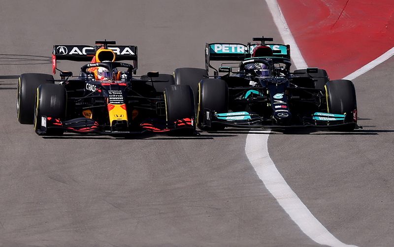 &copy; Reuters. Max Verstappen e Lewis Hamilton lado a lado no início do Grande Prêmio dos Estados Unidos de Fórmula 1
24/10/2021 REUTERS/Mike Blake