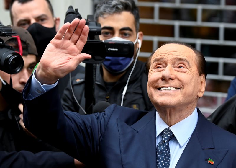 &copy; Reuters. Qu'importent son âge, ses problèmes de santé et les scandales, Silvio Berlusconi compte bien honorer la promesse faite jadis à sa mère: être un jour président de la République italienne. /Photo prise le 3 octobre 2021/REUTERS/Flavio Lo Scalzo