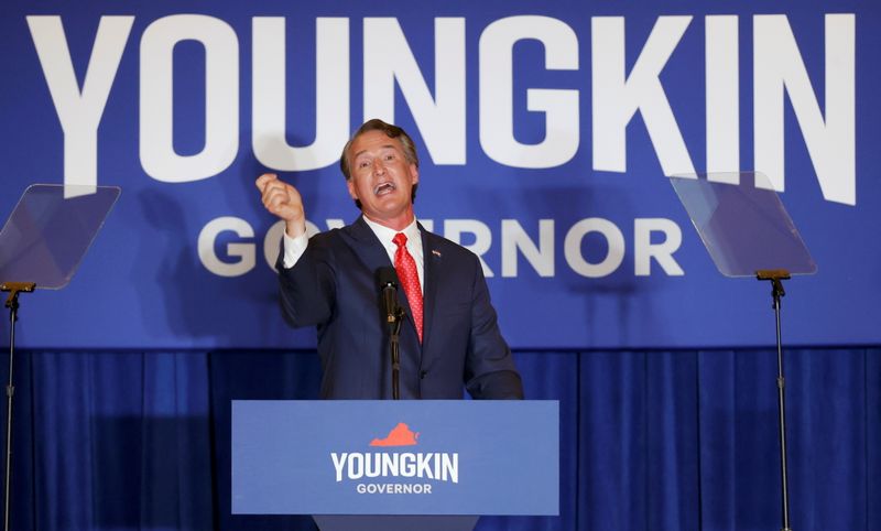 © Reuters. FILE PHOTO: Virginia Republican gubernatorial nominee Glenn Youngkin speaks during his election night party at a hotel in Chantilly, Virginia, U.S., November 3, 2021. REUTERS/Jonathan Ernst/File Photo