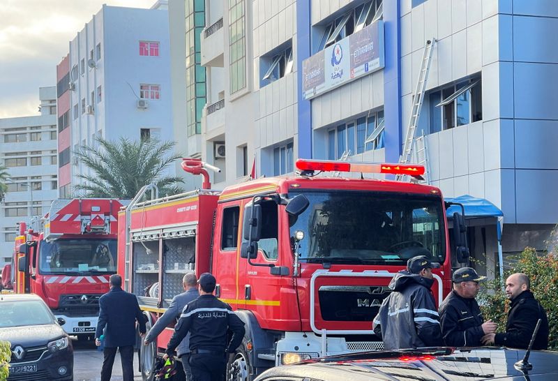 © Reuters. عربتا إطفاء خارج المقر الرئيسي لحزب النهضة في العاصمة تونس يوم الخميس. تصوير: جهاد عبد اللاوي - رويترز. 