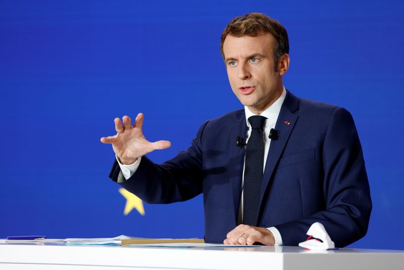 &copy; Reuters. Emmanuel Macron a affiché jeudi son ambition de promouvoir une "Europe puissante dans le monde, pleinement souveraine, libre de ses choix et maître de son destin" durant la présidence française de l'Union européenne. /Photo prise le 9 décembre 2021/