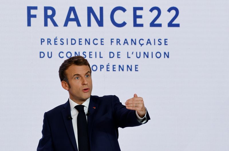 &copy; Reuters. الرئيس الفرنسي إيمانويل ماكرون يتحدث في باريس يوم الخميس. صورة من ممثل لوكالات الأنباء. 