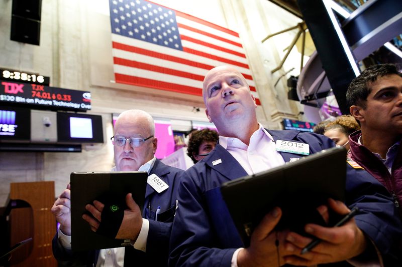 © Reuters. Traders work on the floor of the New York Stock Exchange (NYSE) in New York City, U.S., December 9, 2021.  REUTERS/Brendan McDermid