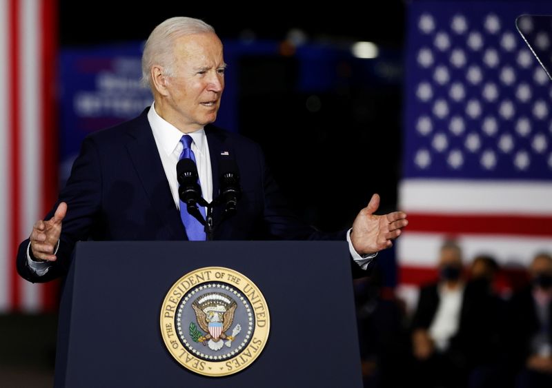 &copy; Reuters. O presidente dos EUA, Joe Biden, faz comentários sobre infraestrutura na Autoridade de Transporte da Área de Kansas City em Kansas City, Missouri, EUA, 8 de dezembro de 2021. REUTERS/Jonathan Ernst