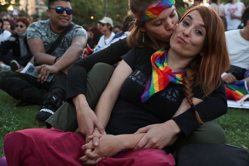 &copy; Reuters. FOTO DE ARCHIVO-gente reacciona después de que el Senado aprobó un proyecto de ley de matrimonio entre personas del mismo sexo, en Santiago, Chile. 7 de diciembre de 2021. REUTERS/Iván Alvarado