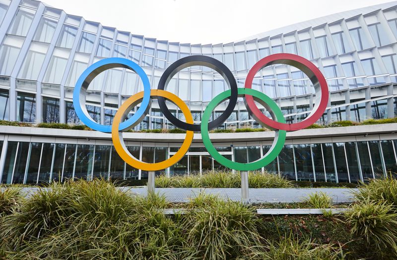 &copy; Reuters. الشعار الأولمبي أمام مقر اللجنة الأولمبية الدولية في لوزان بسويسرا في صورة بتاريخ السابع من ديسمبر كانون الأول 2021. تصوير: دنيس باليبوس - روي