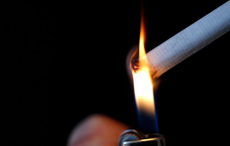 &copy; Reuters. Mulher acende cigarro em Paris
REUTERS/Christian Hartmann