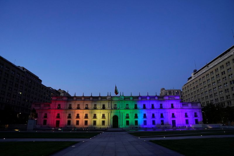 &copy; Reuters. Palácio governamental do Chile iluminado com as cores do arco-íris
07/12/2021
Alex Ibanez/Presidência do Chile/Divulgação via REUTERS