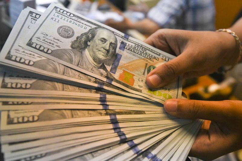 &copy; Reuters. Funcionário mostra notas de dólares em casa de câmbio em Jacarta, Indonésia
24/04/2018
Antara Foto/Hafidz Mubarak/via REUTERS