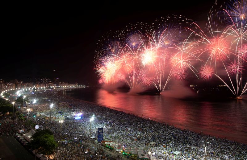 &copy; Reuters. Multidão assiste queima de fogos na praia de Copacabana, no Rio de Janeiro
01/01/2020 
REUTERS/Ueslei Marcelino