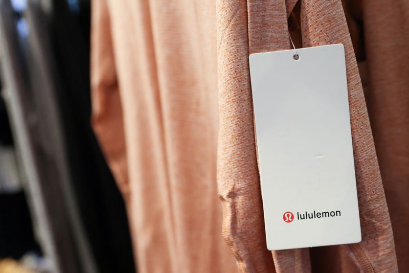 &copy; Reuters. FILE PHOTO: A tag is seen on clothing in a Lululemon Athletica store in Manhattan, New York, U.S., December 7, 2021. REUTERS/Andrew Kelly