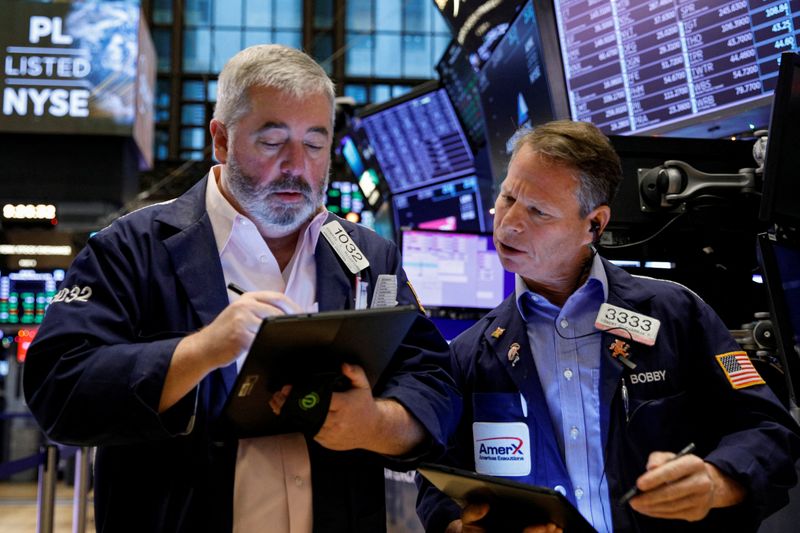 © Reuters. FILE PHOTO: Traders work on the floor of the New York Stock Exchange (NYSE) in New York City, U.S., December 8, 2021.  REUTERS/Brendan McDermid