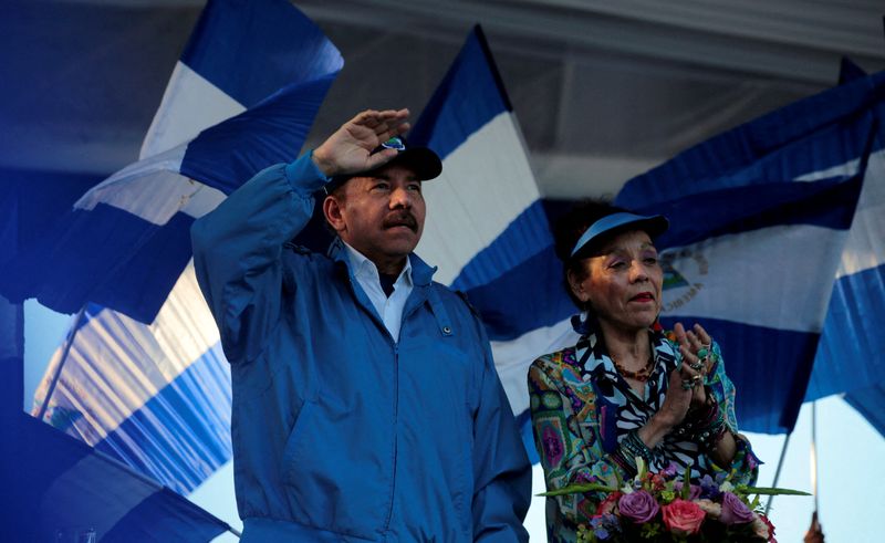 © Reuters. FILE PHOTO: Nicaraguan President Daniel Ortega and Vice President Rosario Murillo gesture during a march called 