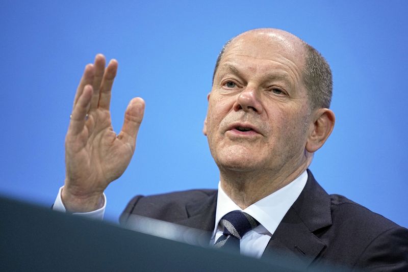 &copy; Reuters. FILE PHOTO: German Chancellor Olaf Scholz attends a news conference in the Federal Chancellery following the video conference with the country's 16 state leaders on the surge in the coronavirus disease (COVID-19) cases, in Berlin, Germany, December 9, 202