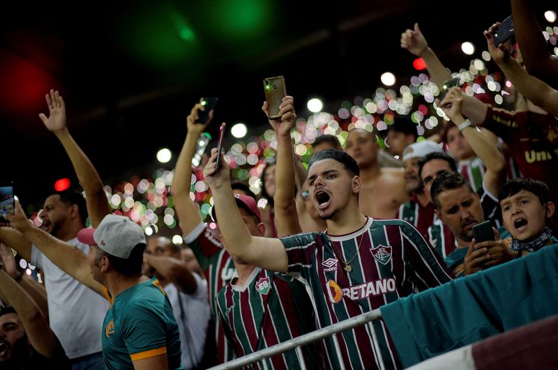 © Reuters. مشجعون لنادي فلومينيسي في ريو دي جانيرو أثناء المباراة أمام شابكوينسي في ختام الدوري البرازيلي لكرة القدم يوم الخميس. تصوير ألكسندر لوريرو- رويترز.