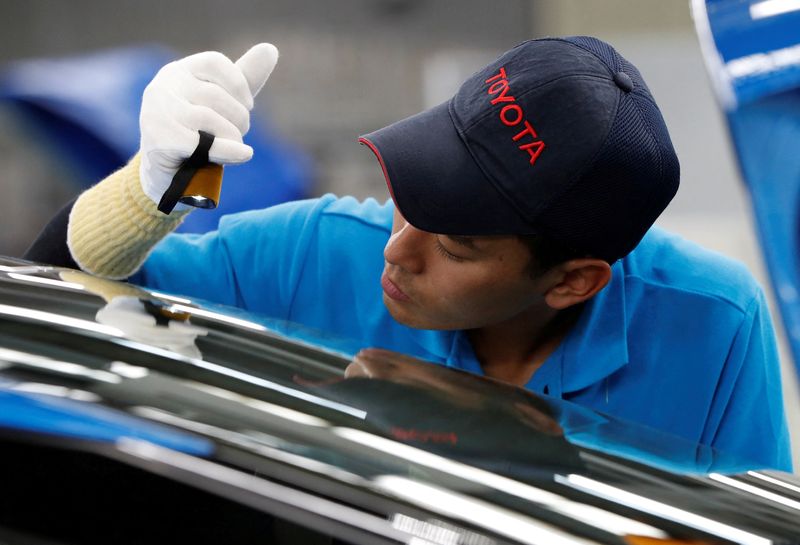 &copy; Reuters. FILE PHOTO: An employee of Toyota Motor Corp. works on the assembly line of Mirai fuel cell vehicle (FCV) at the company's Motomachi plant in Toyota, Aichi prefecture, Japan May 17, 2018. Picture taken May 17, 2018.  REUTERS/Issei Kato/File Photo