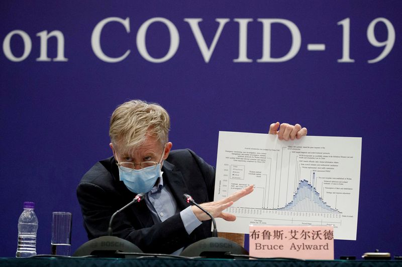 © Reuters. Le programme Covax d'accès mondial à un vaccin contre le COVID-19 a besoin d'instaurer des règles supplémentaires afin d'éviter que les pays développés ou ceux qui produisent les vaccins n'en constituent des réserves, a déclaré vendredi Bruce Aylward (photo), conseiller du directeur général de l'OMS. /Photo d'archives/REUTERS/Thomas Peter  