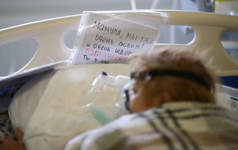 &copy; Reuters. A message from relatives is placed at the bed of a patient suffering from the coronavirus disease (COVID-19) at a local hospital in the town of Kalach-on-Don in Volgograd Region, Russia November 14, 2021. The message reads: "Mommy, we love you very much a