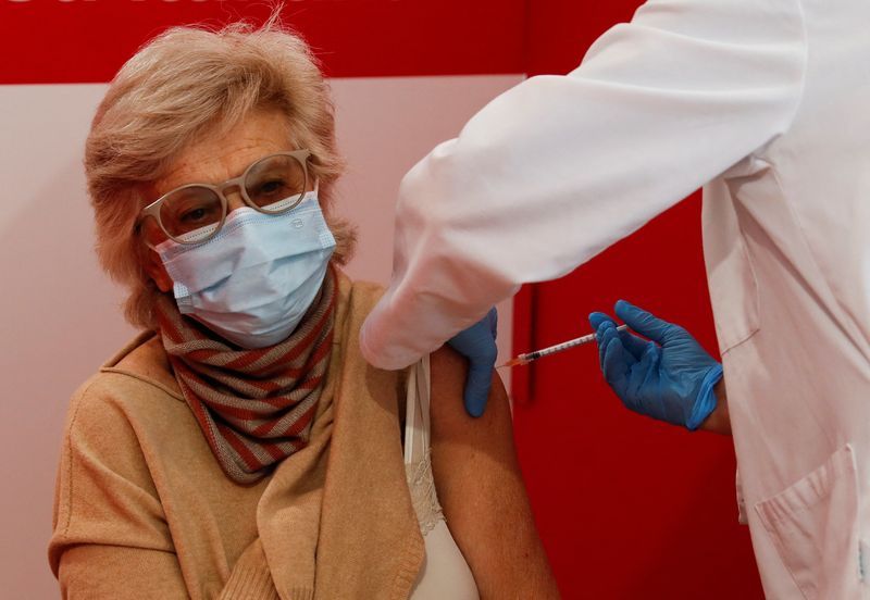 &copy; Reuters. Una donna riceve la sua terza dose di vaccino contro il coronavirus in un centro di vaccinazione della Croce Rossa vicino a Termini, a Roma, Italia 24 novembre 2021. REUTERS/Yara Nardi
