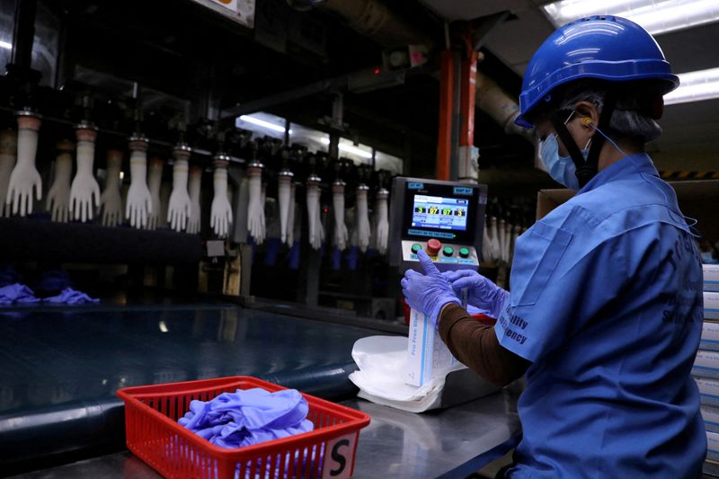 &copy; Reuters. 　１２月１０日、医療用ゴム手袋世界最大手、マレーシアのトップ・グローブが発表した第１・四半期（９─１１月）決算は大幅な減益となった。マレーシアのシャーアラムの工場で、２０