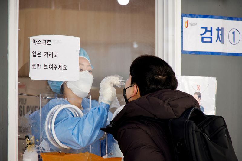 &copy; Reuters. 　１２月１０日、韓国政府は、新型コロナウイルスのワクチン追加接種について、接種終了からの間隔を４─５カ月から３カ月に短縮すると発表した。写真はソウルの駅で新型コロナの検査