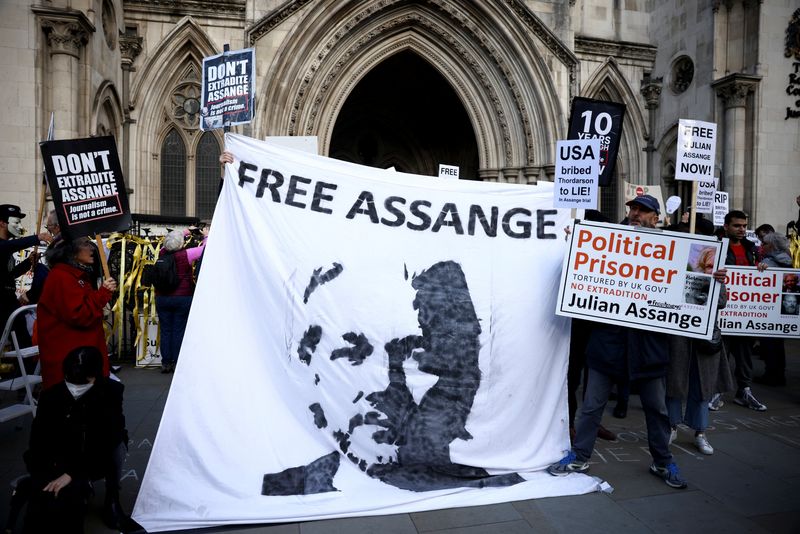 &copy; Reuters. FILE PHOTO: Supporters of Wikileaks founder Julian Assange display signs and banners as they protest outside the Royal Courts of Justice in London, Britain, October 28, 2021. REUTERS/Henry Nicholls