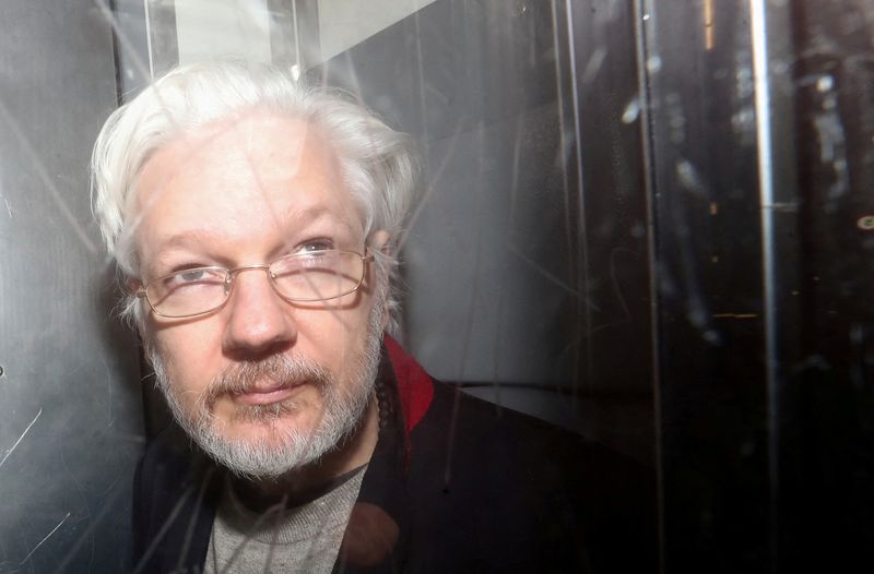 &copy; Reuters. La Haute cour de justice britannique a annoncé vendredi avoir approuvé l'extradition du fondateur de WikiLeaks Julian Assange vers les Etats-Unis. /Photo d'archives/REUTERS/Simon Dawson  