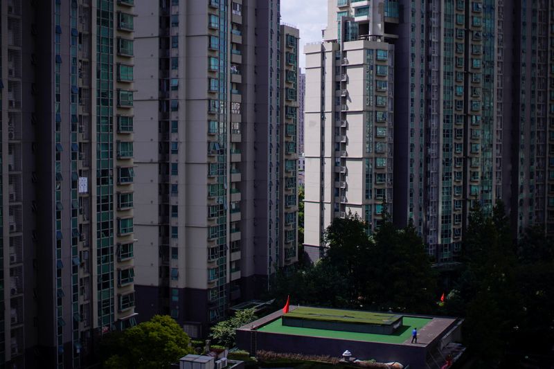&copy; Reuters. 中国人民銀行（中央銀行）上海支店は１０日、手頃な価格の住宅供給を支援するため、銀行に対し商品やサービスのイノベーションを促進するよう求めたとの声明を発表した。上海の住宅街