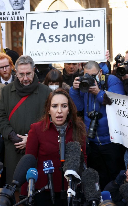 &copy; Reuters. ستيلا موريس خطيبة جوليان أسانج مؤسس موقع ويكيليكس تتحدث إلى وسائل الإعلام خارج المحكمة في أعقاب استئناف ضد تسليم أسانج في لندن يوم الجمعة. ت