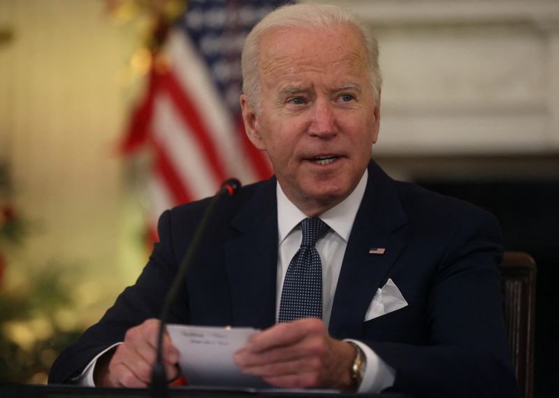 &copy; Reuters. U.S. President Joe Biden and Vice President Kamala Harris meet with members of the White House COVID-19 Response Team on developments related to the Omicron COVID-19 variant from the State Dining Room at the White House in Washington, U.S., December 9, 20