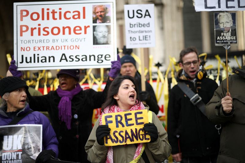 &copy; Reuters. Simpatizantes de Julian Assange sostienen carteles frente a los Tribunales Reales de Justicia en Londres, Reino Unido, 10 de diciembre de 2021. REUTERS/Henry Nicholls