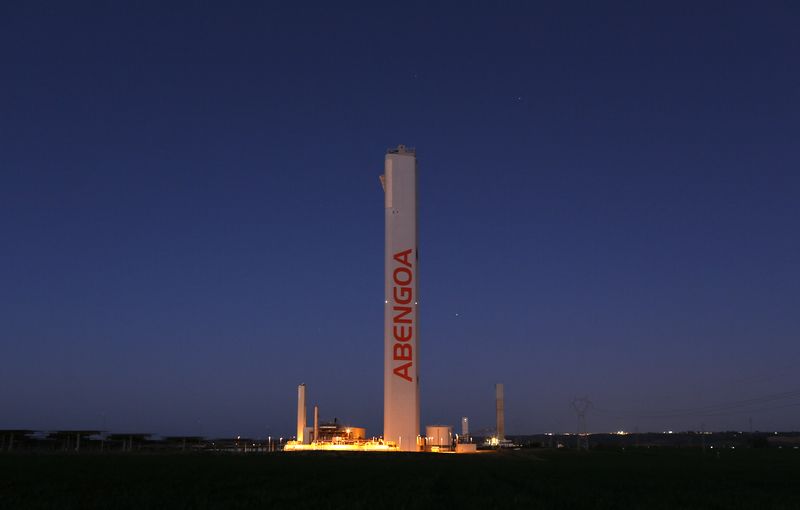 &copy; Reuters. Una torre de la planta solar de Abengoa en el parque solar "Solúcar" en Sanlúcar la Mayor, sur de España 10 de marzo de 2016. REUTERS/Marcelo del Pozo