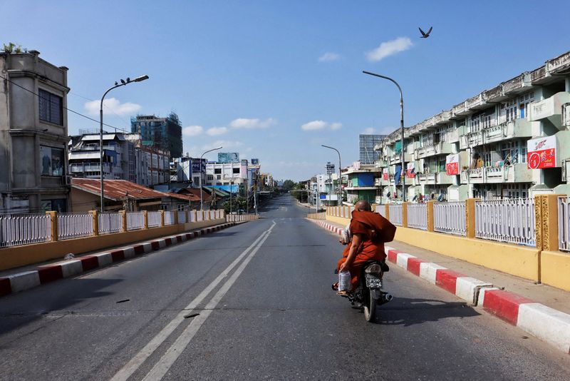 &copy; Reuters. شارع شبه خاو في مدينة ماندالاي في ميانمار مع تنفيذ السكان لإضراب صامت يوم الجمعة. صورة لرويترز.