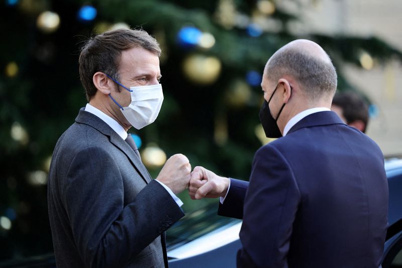 &copy; Reuters. Emmanuel Macron a accueilli vendredi au palais de l'Elysée le nouveau chancelier allemand, Olaf Scholz, pour une première réunion de travail à l'issue de laquelle les deux dirigeants ont promis d'oeuvrer ensemble à un renforcement de l'Europe. /Photo