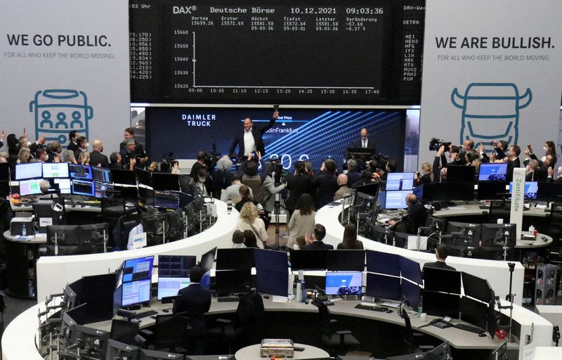 © Reuters. FILE PHOTO: The German share price index DAX graph is pictured at the stock exchange in Frankfurt, Germany, December10, 2021. REUTERS/Staff