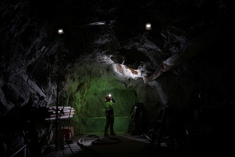 &copy; Reuters. Un estudiante de ingeniería posa para una foto en una mina experimental en Idaho Springs, Colorado
Dic 9, 2021.  REUTERS/Kevin Mohatt