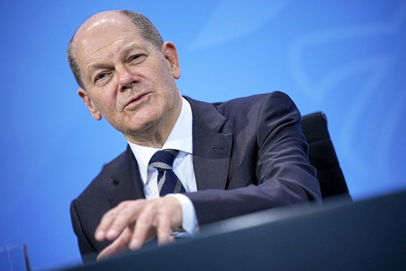 &copy; Reuters. FILE PHOTO: German Chancellor Olaf Scholz attends a news conference in the Federal Chancellery following the video conference with the country's 16 state leaders on the surge in the coronavirus disease (COVID-19) cases, in Berlin, Germany, December 9, 202