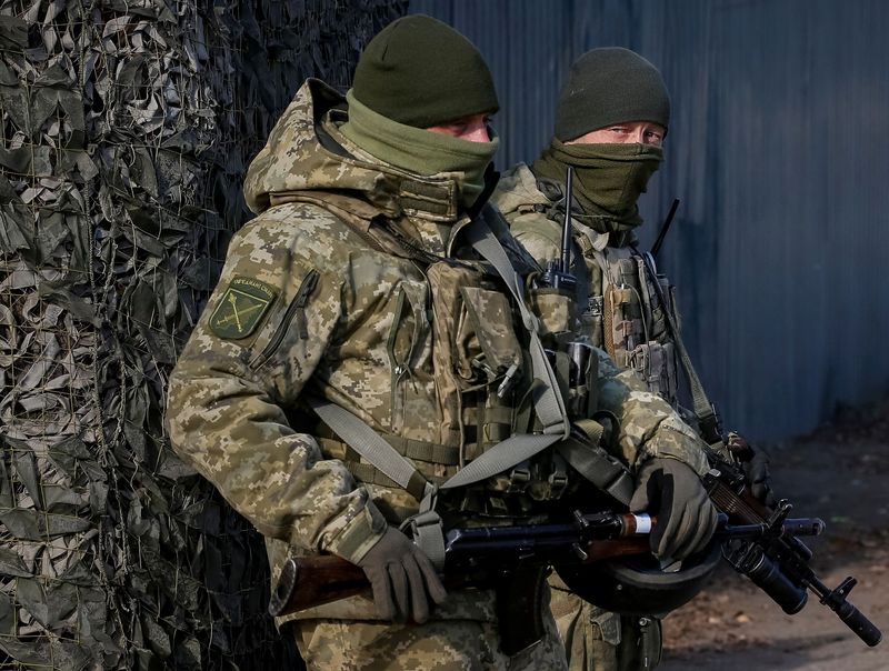 &copy; Reuters. Militares próximos da aldeia de Zolote, área de retirada do governo e das tropas rebeldes apoiadas pela Rússia, na região de Luhansk, ao leste da Ucrânia
02/11/2019 REUTERS/Gleb Garanich