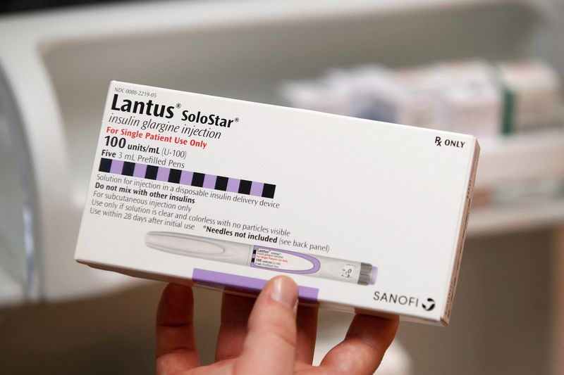 &copy; Reuters. IMAGEN DE ARCHIVO. Un farmacéutico sostiene una caja del medicamento Lantus SoloStar, fabricado por Sanofi Pharmaceutical, en una farmacia en Provo, Utah, EEUU. Enero 9 de 2020. REUTERS/George Frey
